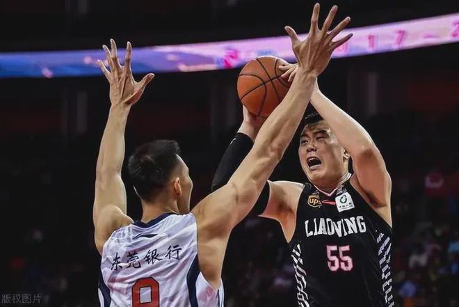 广东队在CBA季后赛中打出爆冷,被誉为球迷泪目 广东队在CBA季后赛中打出爆冷,被誉为球迷泪目