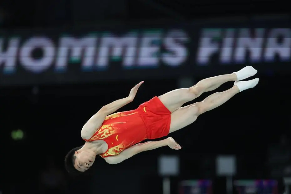 爱游戏直播-墨西哥男子蹦床选手飞身一跃，摘得金牌