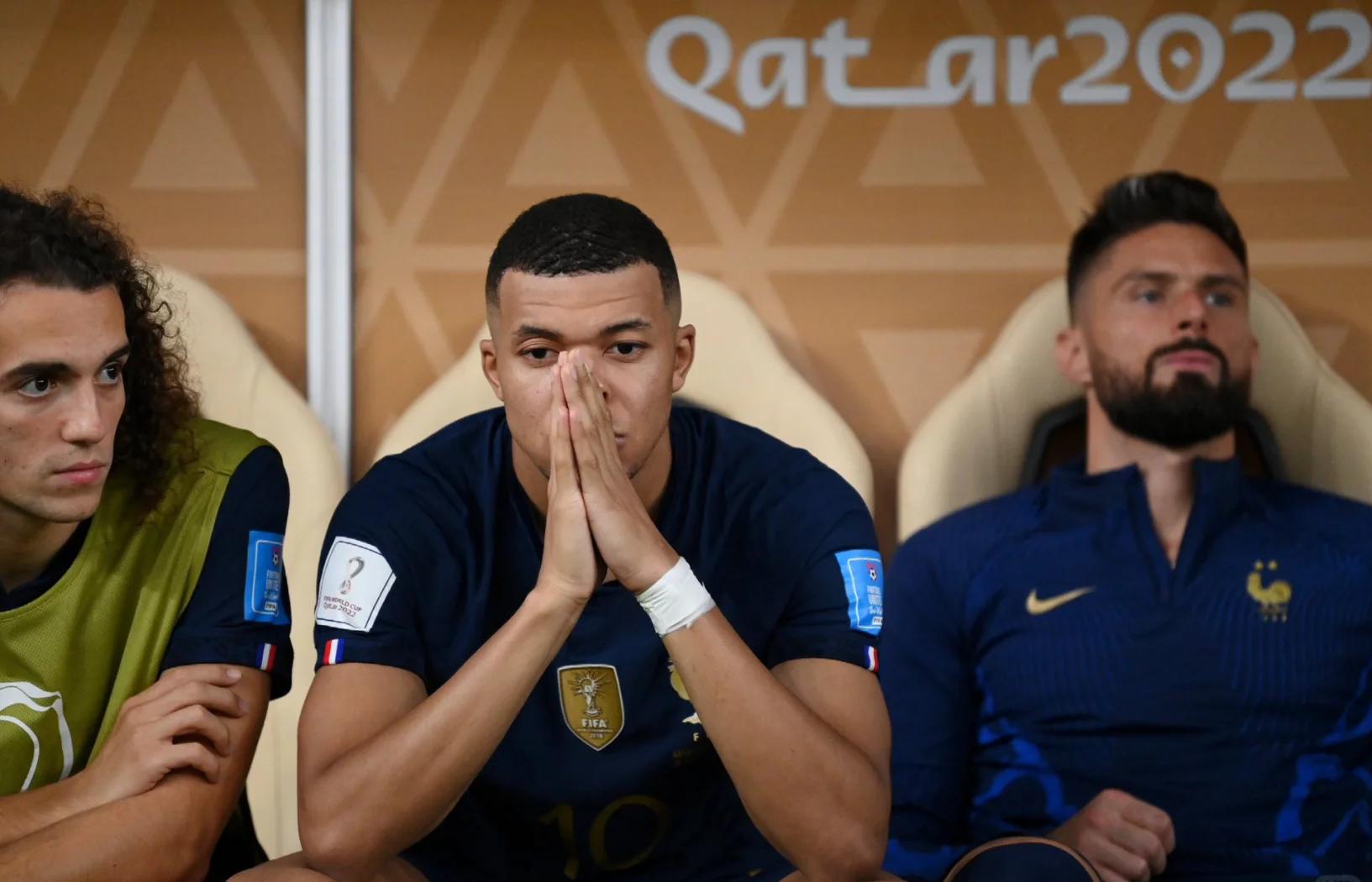 爱游戏官网登录网址-法国队球员训练中保持高度集中