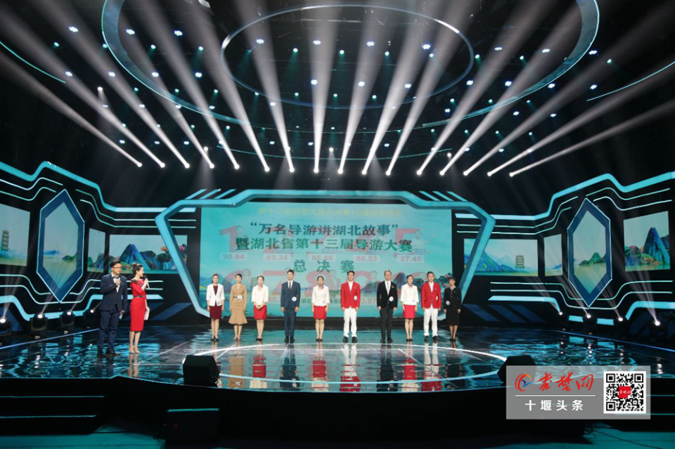 某队在大赛中扬眉吐气,赢得赞誉与掌声 某队在大赛中扬眉吐气,赢得赞誉与掌声