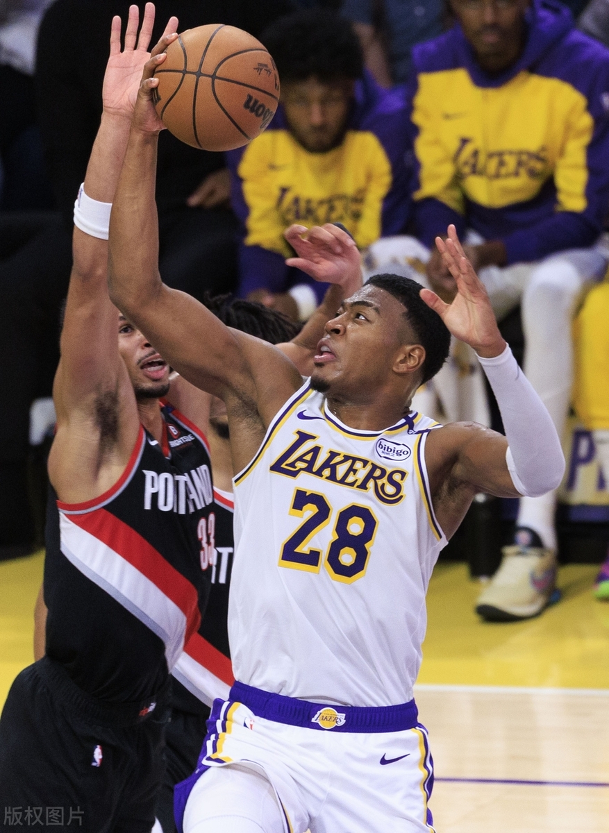 包含湖人队全明星球员因伤缺席季前热身赛的词条