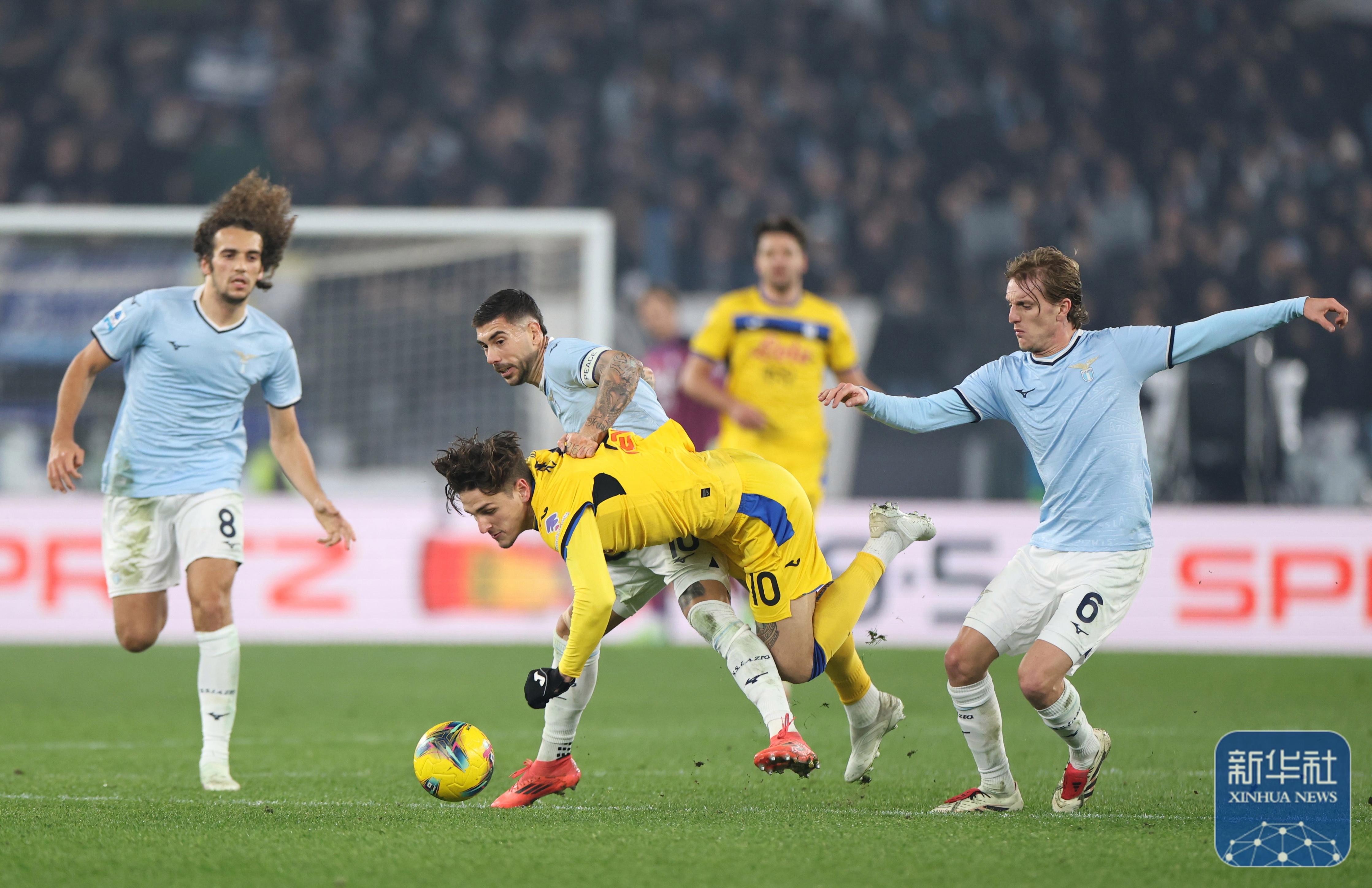 爱游戏官方入口-足球赛场激战连连，球队冲刺胜利