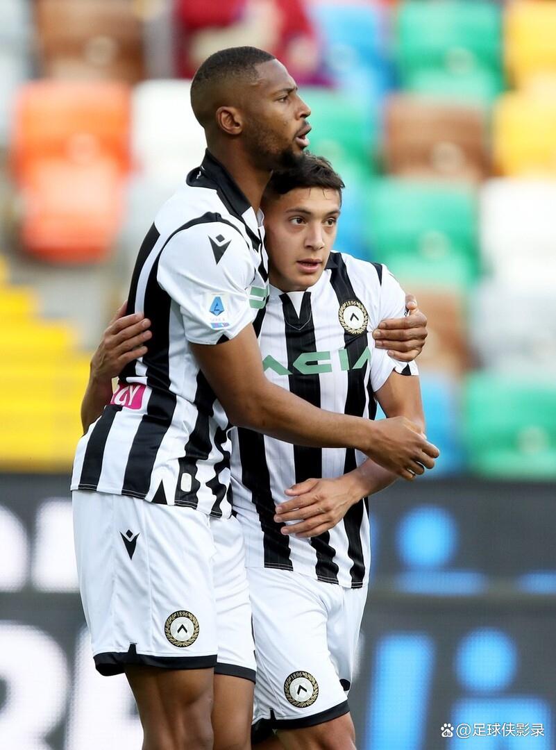 AC米兰备战新赛季：锋线实力加强，球队士气高涨的简单介绍