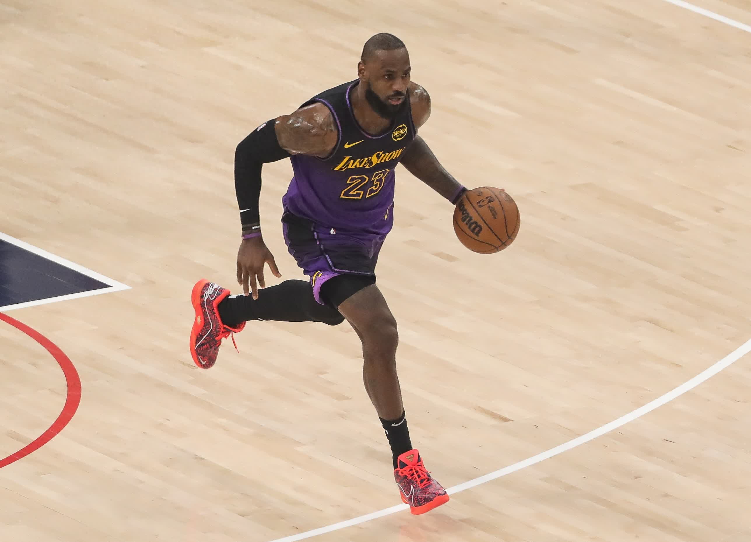 76人输给湖人,波普15记三分 76人输给湖人,波普15记三分