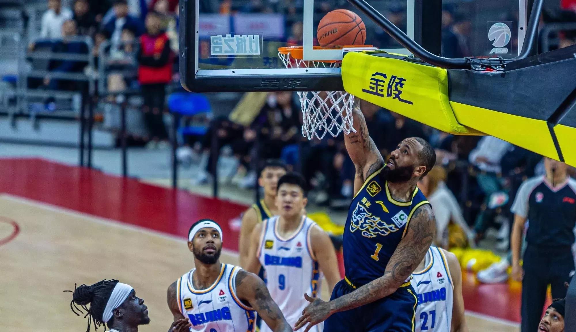 爱游戏平台-CBA比赛精彩纷呈，球队选手拼尽全力