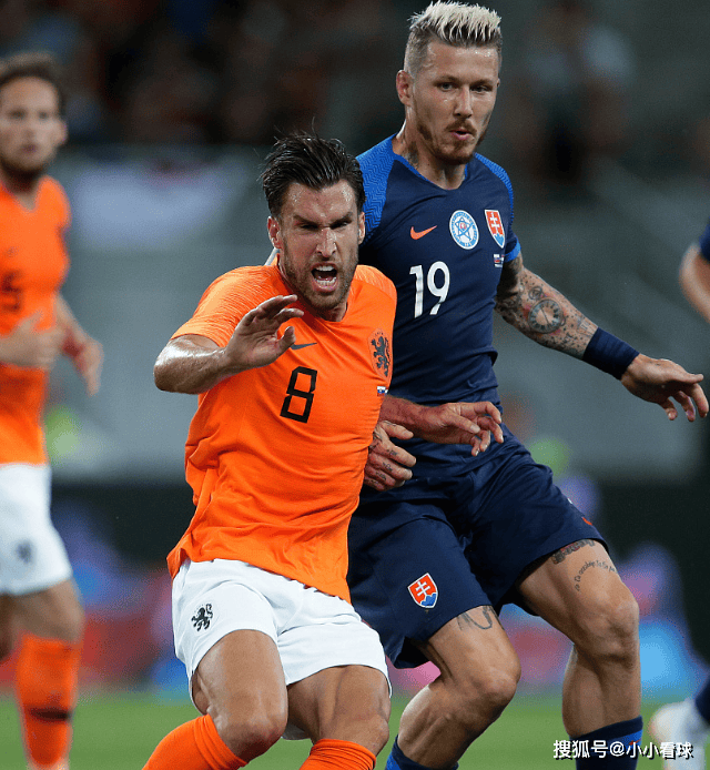 包含荷甲联赛：阿贾克斯队在比赛中碾压对手，轻松获胜！的词条